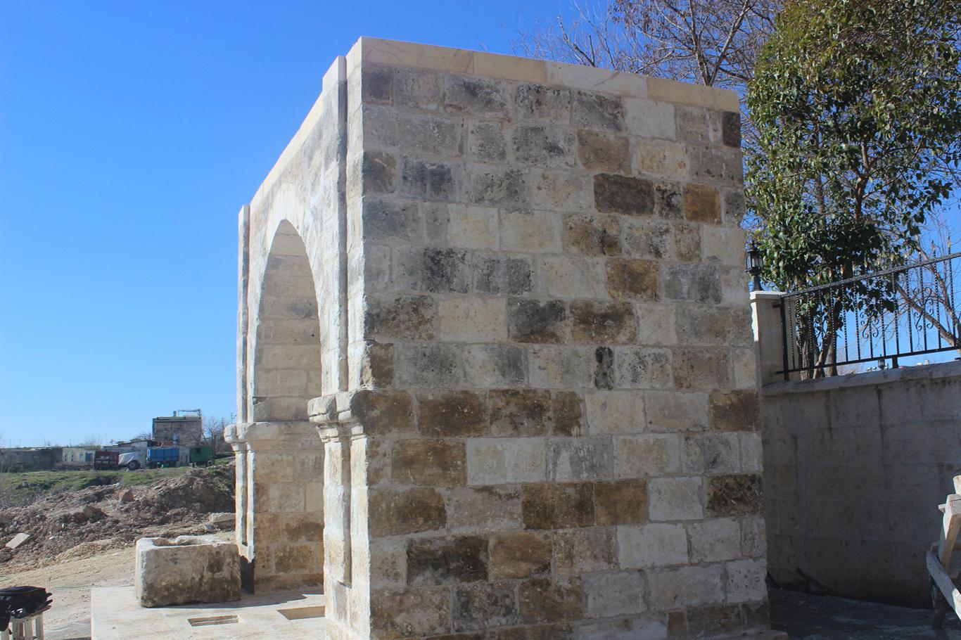 Hacı Hasan Çeşmesi yeni yerine taşındı Hacı Hasan Çeşmesi yeni yerine taşındı
